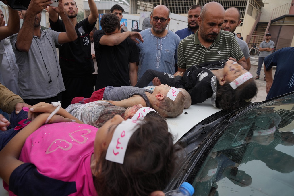 جثامين أطفال أمام مستشفى شهداء الأقصى استشهدوا جراء القصف الإسرائيلي على غزة (تصوير: حاتم موسى/وفا)